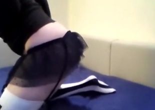 Teen crossdresser toying his ass